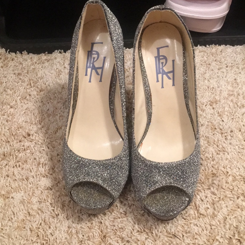 👻 Silver glittered heels 👻